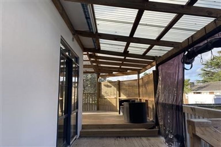 Photo of property in 15a Kiernan Place, Kelston, Auckland, 0602