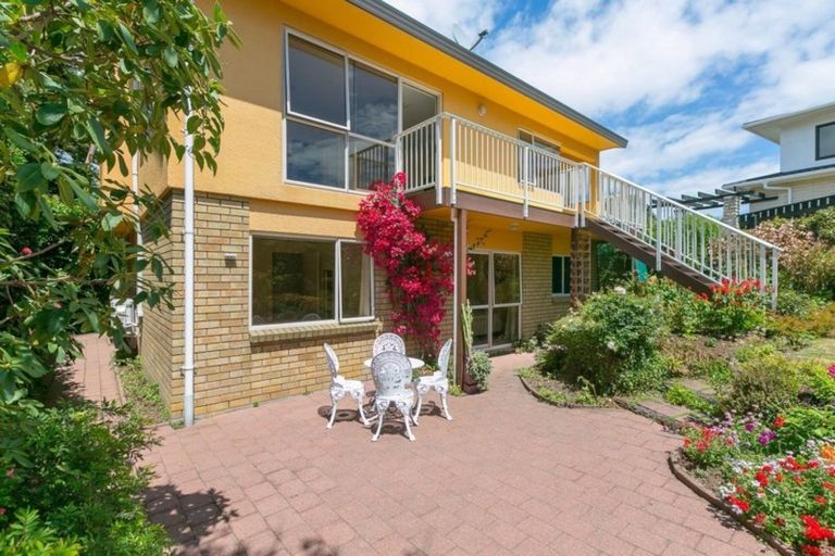 Photo of property in 12 Sequoia Grove, Merrilands, New Plymouth, 4312