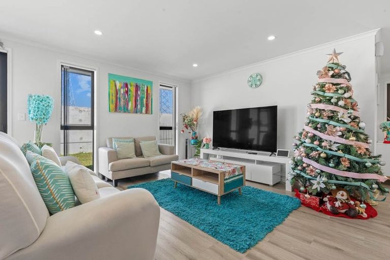 Photo of property in 21 Dumas Place, Rosehill, Papakura, 2113