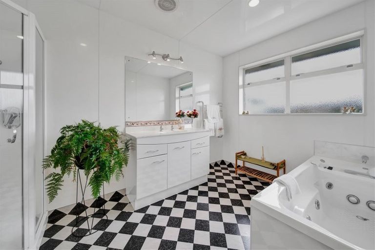 Photo of property in 10 Old Devon Road, Sentry Hill, New Plymouth, 4373