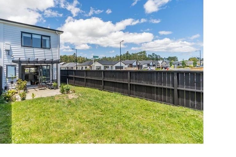 Photo of property in 8c Lumbarda Drive, Kumeu, 0810
