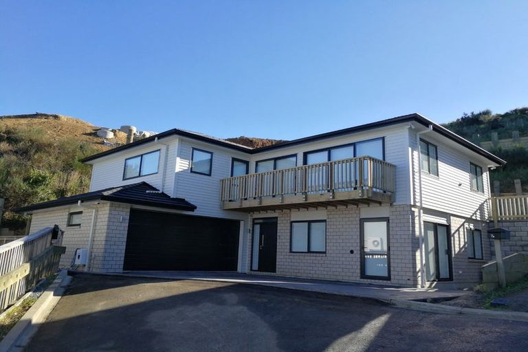 Photo of property in 5a Grumman Lane, Newlands, Wellington, 6037