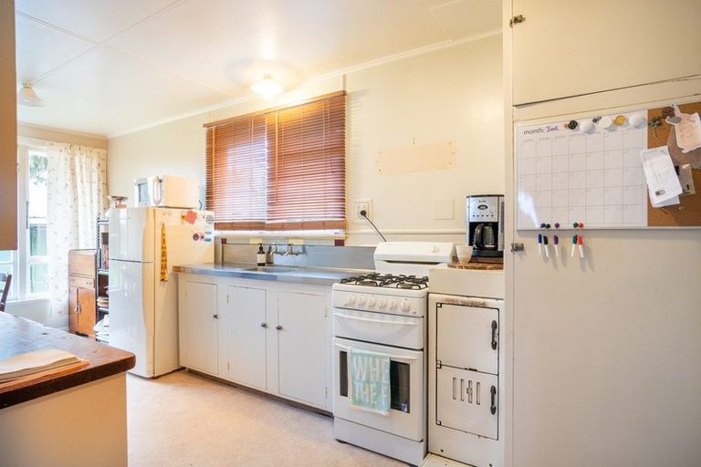 Photo of property in 12 Montrose Place, Takaro, Palmerston North, 4412