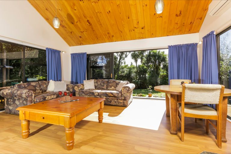 Photo of property in 25 Raroa Terrace, Waiatarua, Auckland, 0604