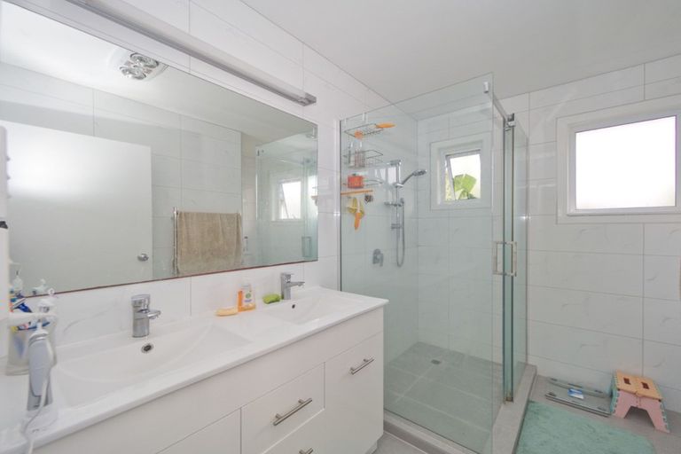 Photo of property in 1/456 Glenfield Road, Glenfield, Auckland, 0629