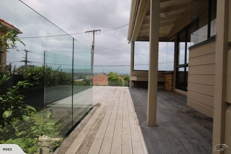 Photo of property in 2/162 East Coast Road, Forrest Hill, Auckland, 0620