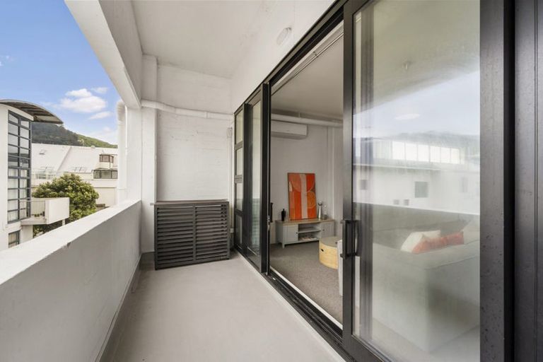 Photo of property in Endeavour Apartments, 18/125 Thorndon Quay, Pipitea, Wellington, 6011