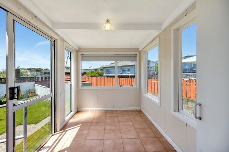 Photo of property in 6 Rospeath Crescent, Spotswood, New Plymouth, 4310