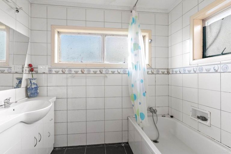 Photo of property in 5 Margan Avenue, New Lynn, Auckland, 0600