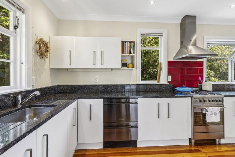 Photo of property in 36 Homewood Avenue, Karori, Wellington, 6012