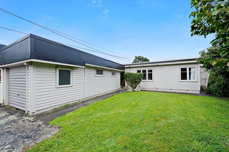 Photo of property in 46 Miles Crescent, Newlands, Wellington, 6037