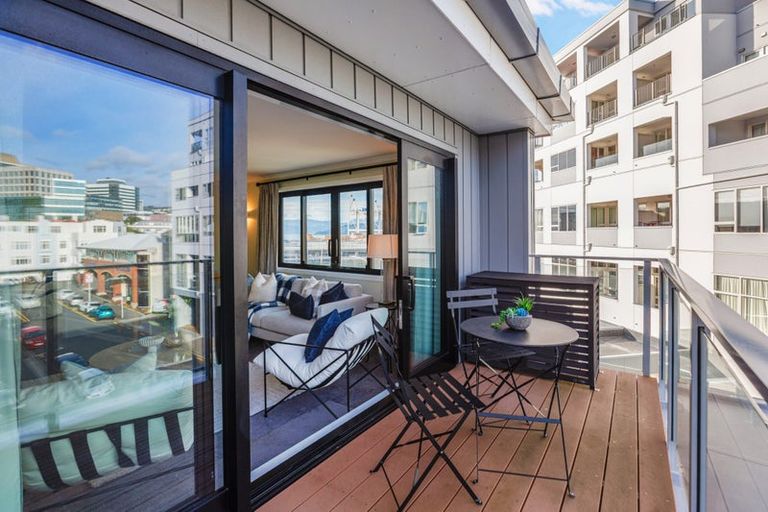 Photo of property in Endeavour Apartments, 22/125 Thorndon Quay, Pipitea, Wellington, 6011