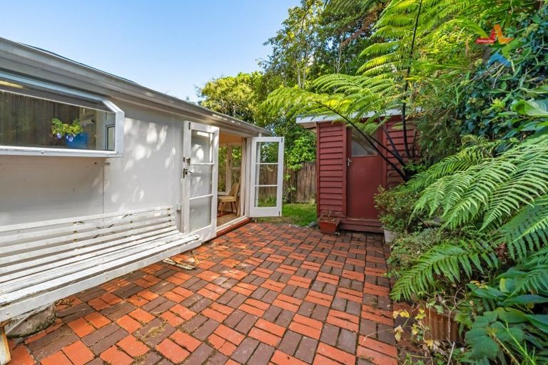 Photo of property in 32 Waitohu Road, York Bay, Lower Hutt, 5013