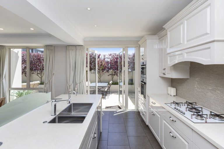 Photo of property in 152 Merivale Lane, Merivale, Christchurch, 8014