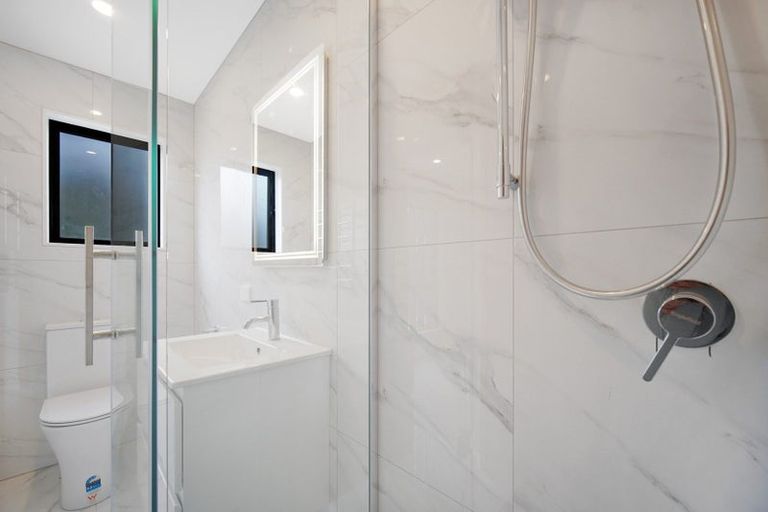 Photo of property in 2/11 Stottholm Road, Titirangi, Auckland, 0604