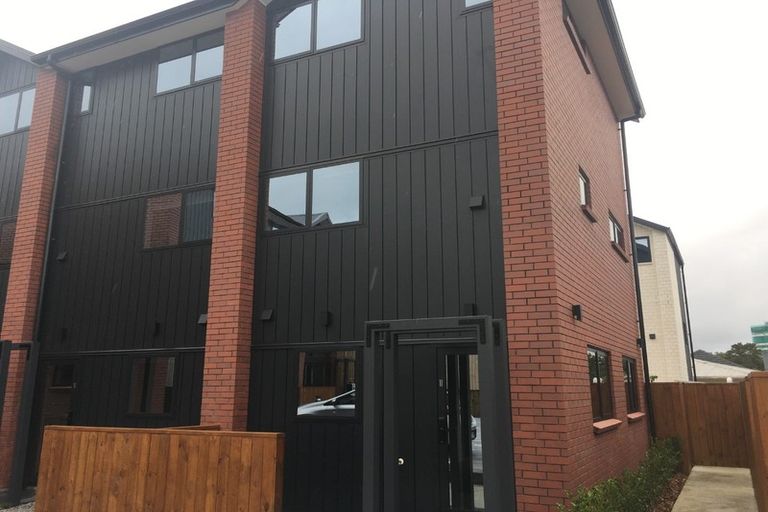 Photo of property in 11/10 Wilsher Crescent, Henderson, Auckland, 0612