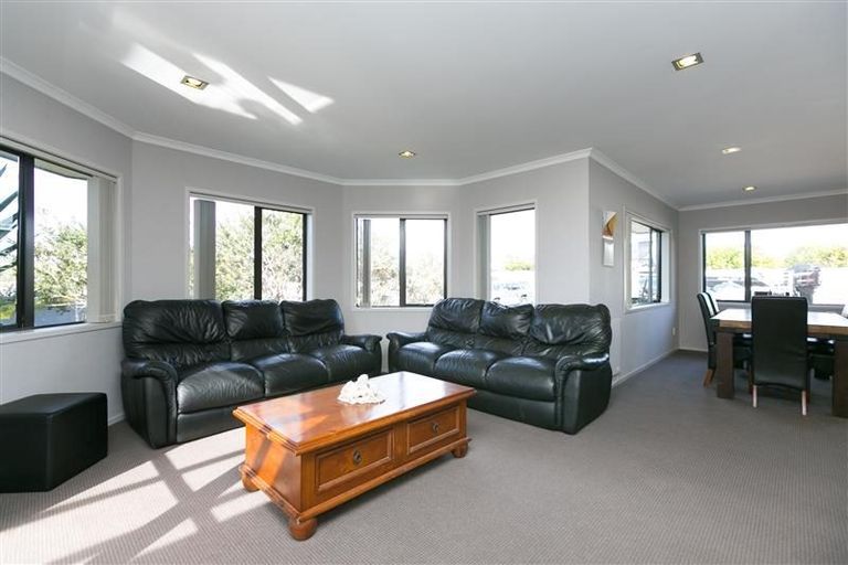 Photo of property in 21 Montrose Place, Highlands Park, New Plymouth, 4312