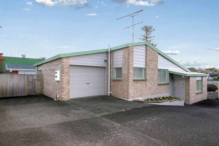 Photo of property in 2/30 Uxbridge Road, Mellons Bay, Auckland, 2014