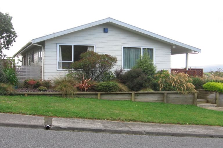 Photo of property in 69 Chapman Street, Newlands, Wellington, 6037