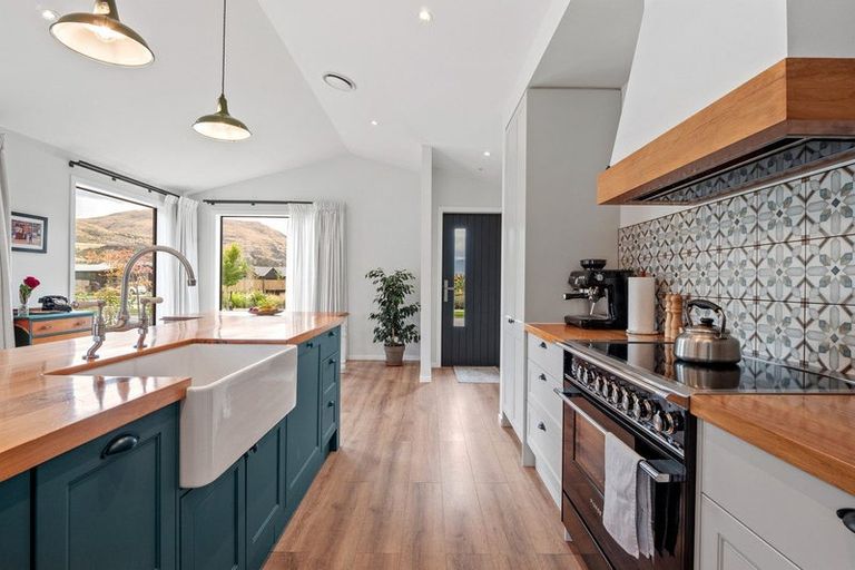 Photo of property in 26 Perendale Road, Jacks Point, 9371