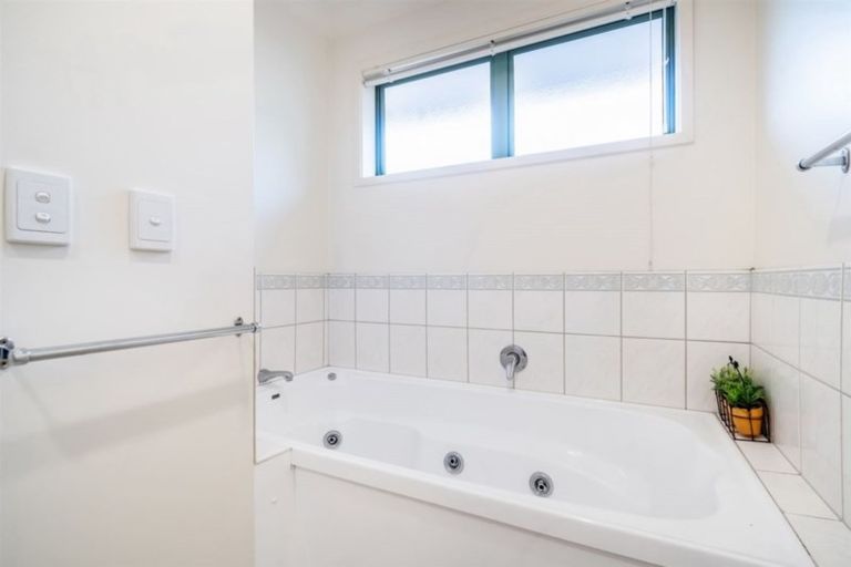 Photo of property in 32 Woodridge Avenue, Northcross, Auckland, 0630