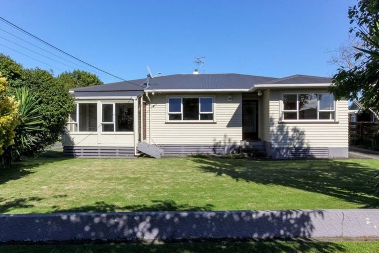 Photo of property in 11 Truby King Street, Merrilands, New Plymouth, 4312
