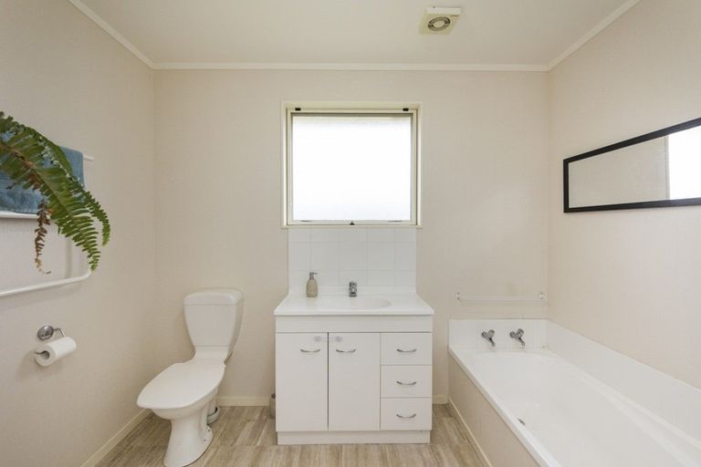 Photo of property in 24 Logan Way, Kelvin Grove, Palmerston North, 4414