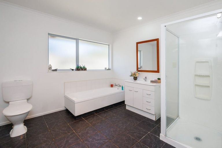 Photo of property in 20 Johnstone Drive, Fitzherbert, Palmerston North, 4410