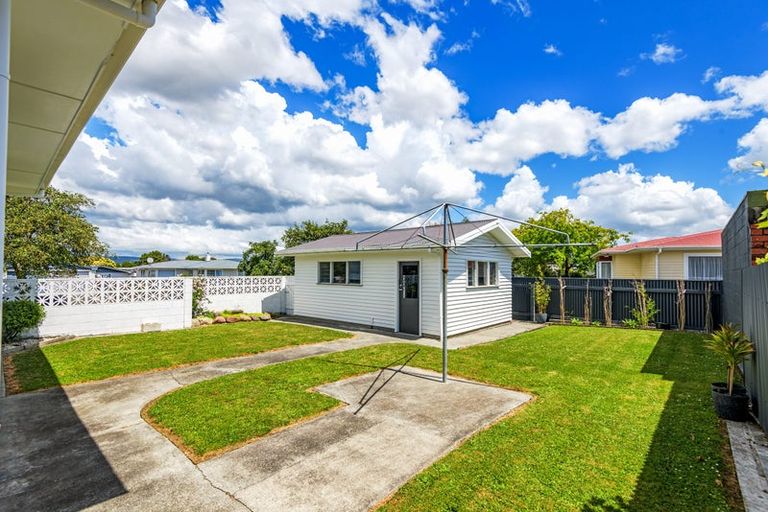 Photo of property in 10 Wairau Place, Kelvin Grove, Palmerston North, 4414