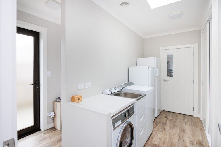 Photo of property in 10 Coutts Way, Fitzherbert, Palmerston North, 4410