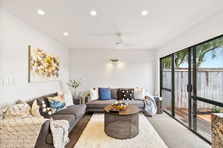 Photo of property in 6/42 Fields Parade, Oteha, Auckland, 0632