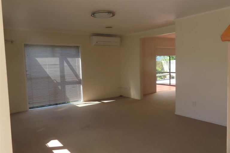 Photo of property in 2/8 Priestley Drive, Bucklands Beach, Auckland, 2014