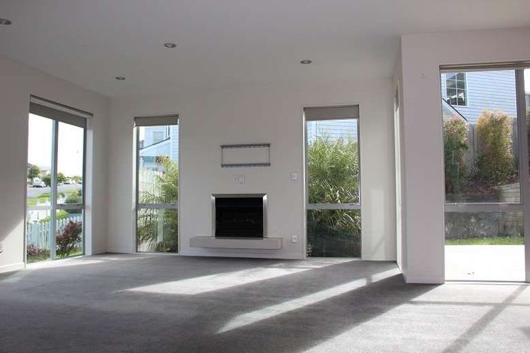 Photo of property in 22 Oak Bark Drive, Schnapper Rock, Auckland, 0632