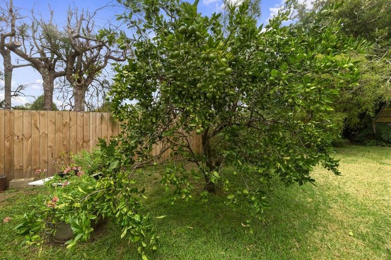 Photo of property in 9 Taupaki Road, Taupaki, Henderson, 0782