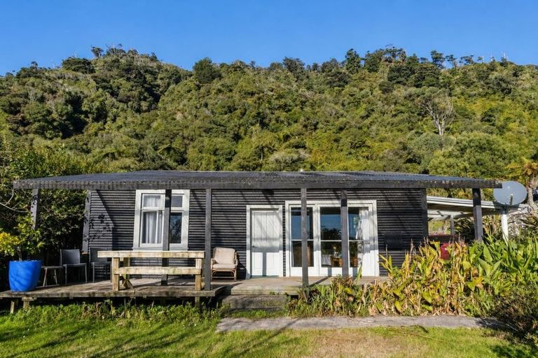 Photo of property in 42 Back Road, Granity, 7823