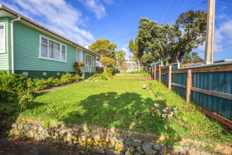 Photo of property in 21 Sievers Grove, Cannons Creek, Porirua, 5024