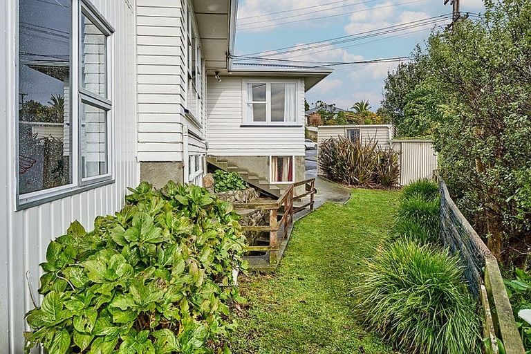 Photo of property in 85 Glanmire Road, Newlands, Wellington, 6037