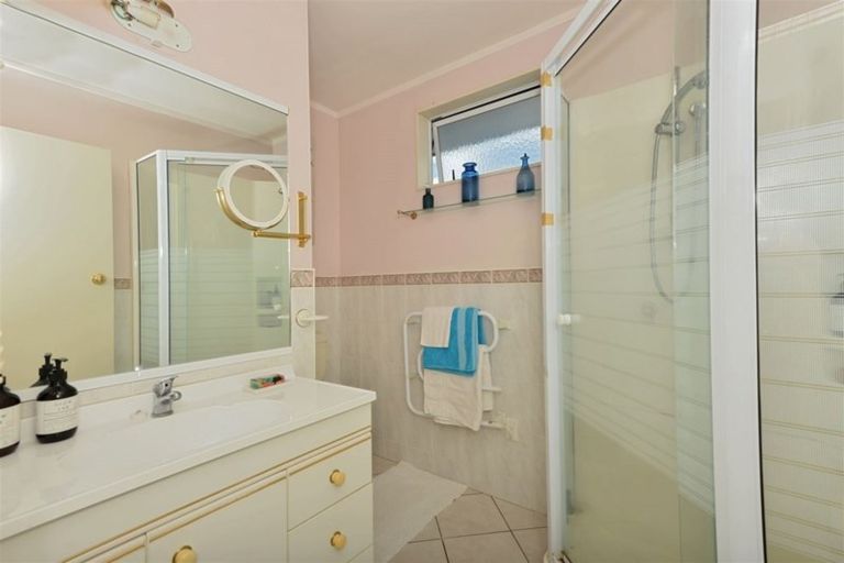 Photo of property in 82 Hatea Drive, Regent, Whangarei, 0112