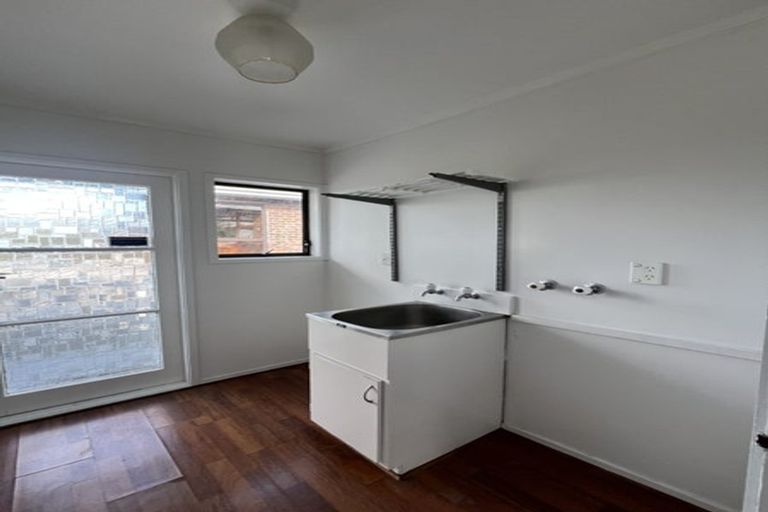 Photo of property in 1/260 Sunset Road, Windsor Park, Auckland, 0632