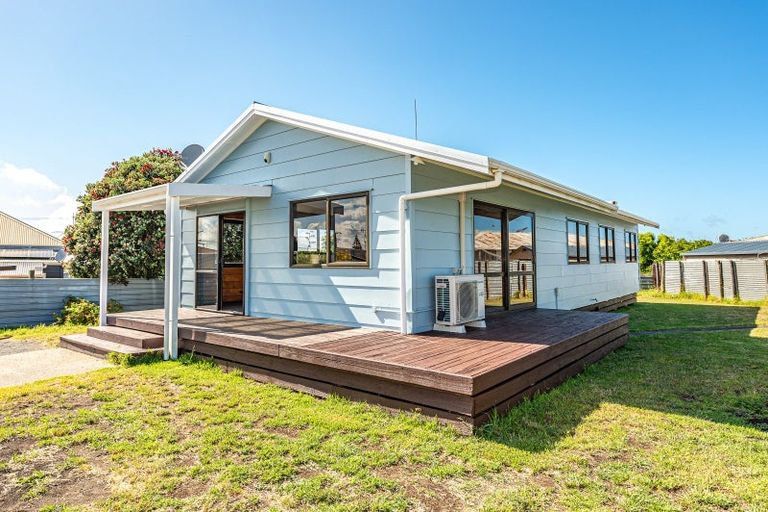 Photo of property in 35 Cross Street, Castlecliff, Whanganui, 4501