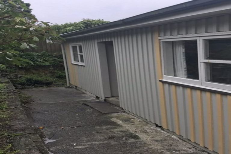 Photo of property in 11 Glanmire Road, Newlands, Wellington, 6037