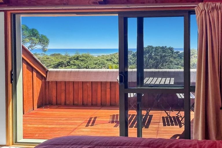 Photo of property in 15 Domain Crescent, Muriwai, Waimauku, 0881