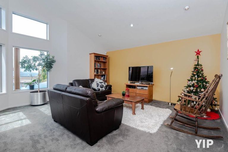 Photo of property in 12 Dress Circle, Newlands, Wellington, 6037