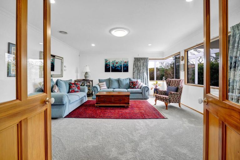 Photo of property in 10 Taylor Place, Merrilands, New Plymouth, 4312