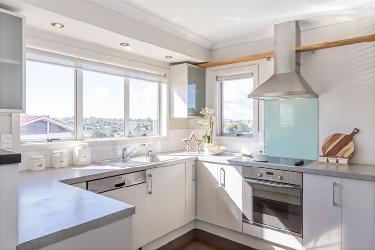 Photo of property in 69 Buscomb Avenue, Henderson, Auckland, 0610