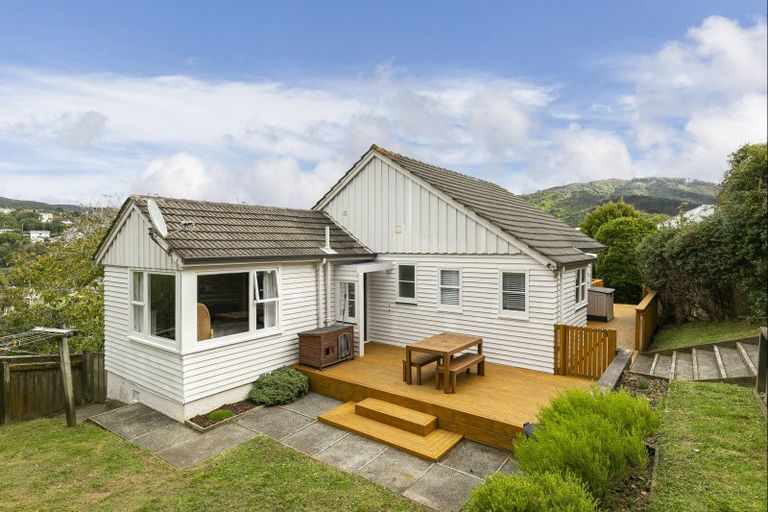 Photo of property in 100 Curtis Street, Northland, Wellington, 6012