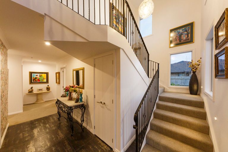 Photo of property in 124 Johnstone Drive, Fitzherbert, Palmerston North, 4410