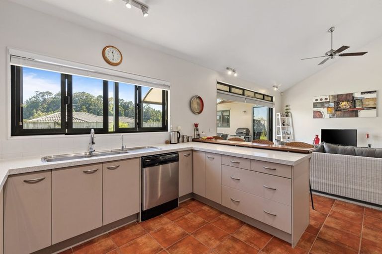 Photo of property in 4 Jade Court, Rosedale, Auckland, 0632