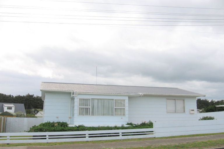 Photo of property in 7 Hennessy Street East, Foxton Beach, Foxton, 4815