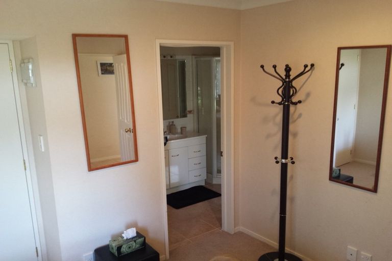 Photo of property in 14 Fulmar Way, Unsworth Heights, Auckland, 0632